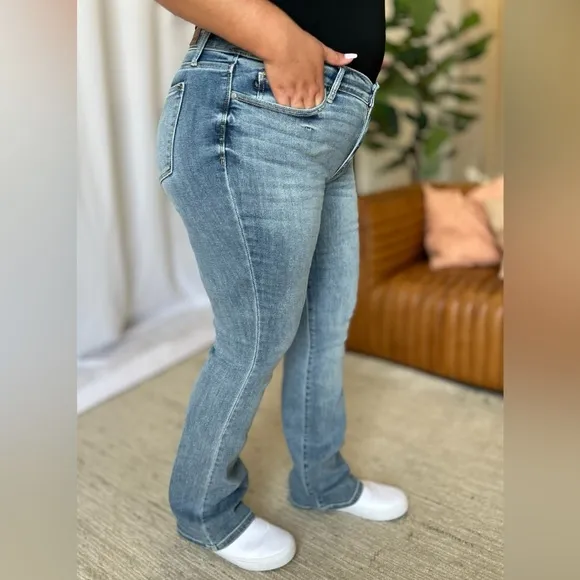 NWT Judy Blue PLUS   REG Size Medium Rise Light Wash Bootcut Jeans