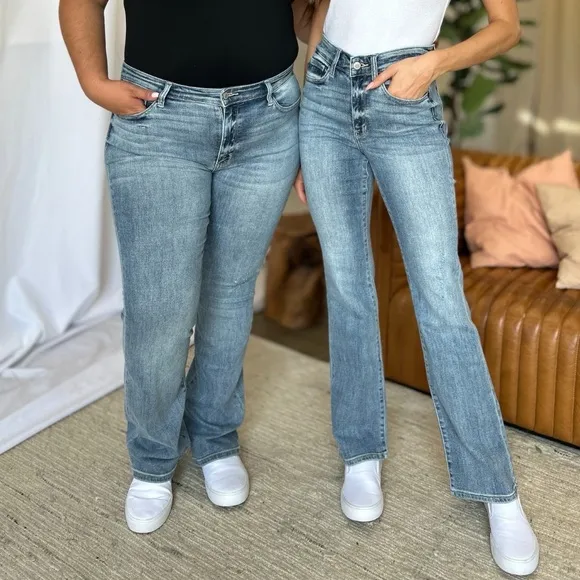 NWT Judy Blue PLUS   REG Size Medium Rise Light Wash Bootcut Jeans