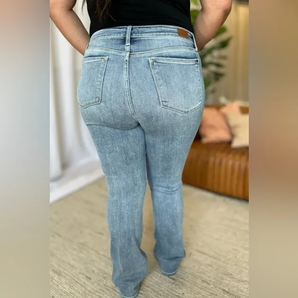 NWT Judy Blue PLUS   REG Size Medium Rise Light Wash Bootcut Jeans