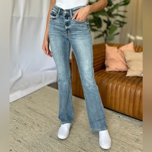 NWT Judy Blue PLUS   REG Size Medium Rise Light Wash Bootcut Jeans