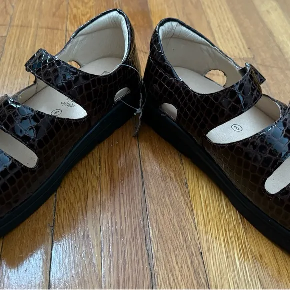 NWT Ortho-Line by Hoopoe Andrea brown crocodile print sandals, size 9 W summer