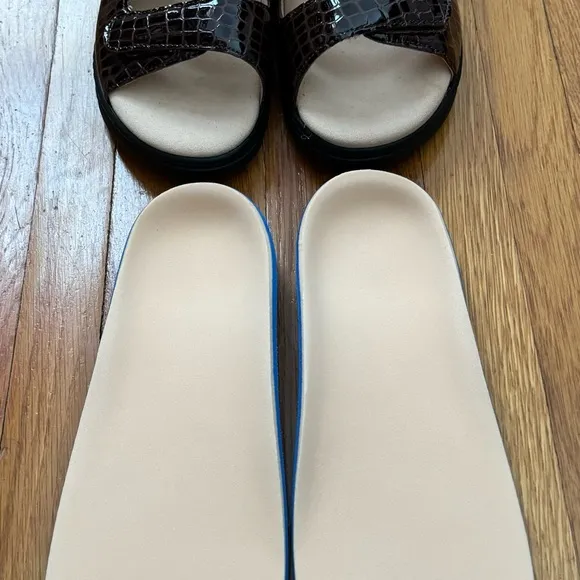 NWT Ortho-Line by Hoopoe Andrea brown crocodile print sandals, size 9 W summer