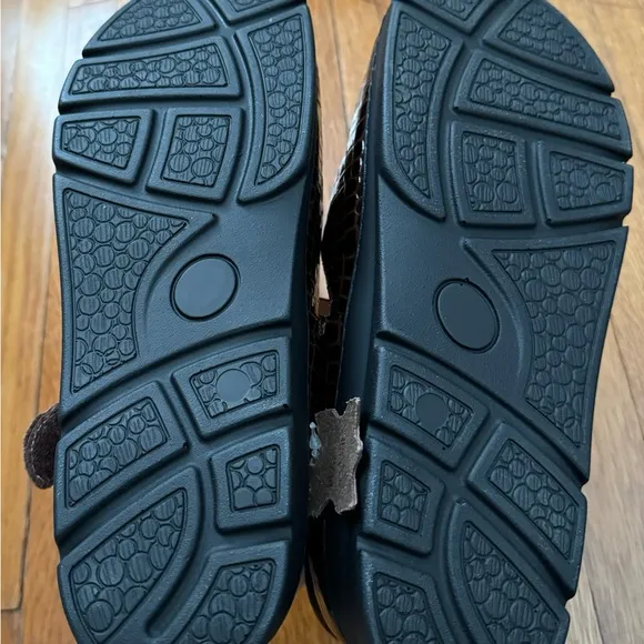 NWT Ortho-Line by Hoopoe Andrea brown crocodile print sandals, size 9 W summer