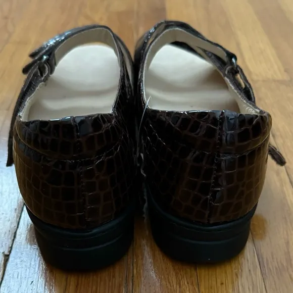 NWT Ortho-Line by Hoopoe Andrea brown crocodile print sandals, size 9 W summer
