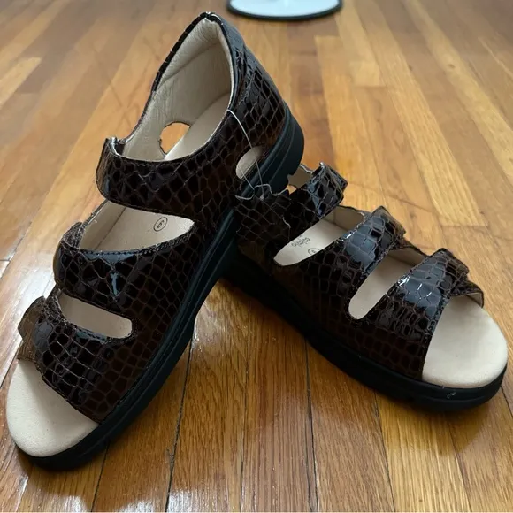 NWT Ortho-Line by Hoopoe Andrea brown crocodile print sandals, size 9 W summer