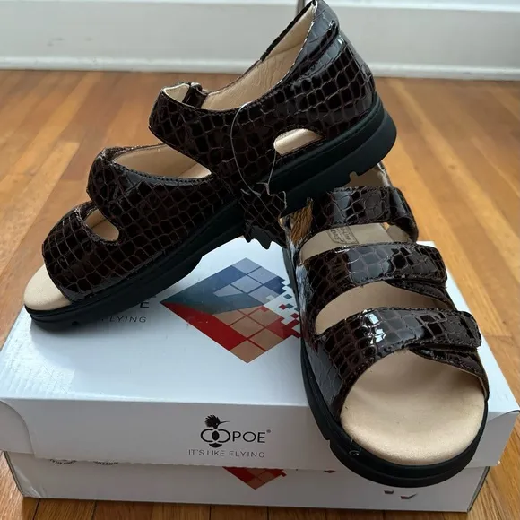 NWT Ortho-Line by Hoopoe Andrea brown crocodile print sandals, size 9 W summer