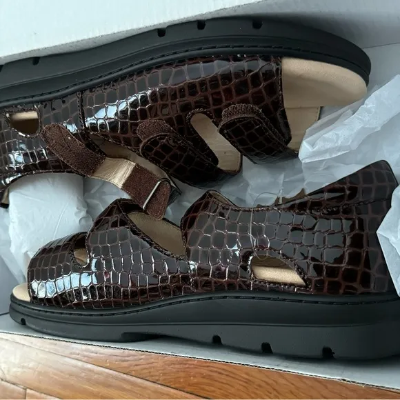 NWT Ortho-Line by Hoopoe Andrea brown crocodile print sandals, size 9 W summer