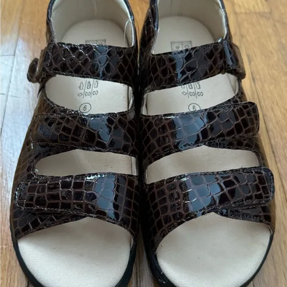 NWT Ortho-Line by Hoopoe Andrea brown crocodile print sandals, size 9 W summer