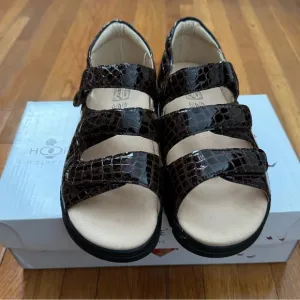 NWT Ortho-Line by Hoopoe Andrea brown crocodile print sandals, size 9 W summer