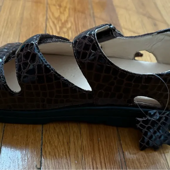 NWT Ortho-Line by Hoopoe Andrea brown crocodile print sandals, size 9 W summer