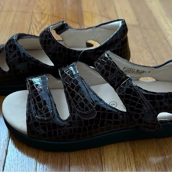 NWT Ortho-Line by Hoopoe Andrea brown crocodile print sandals, size 9 W summer