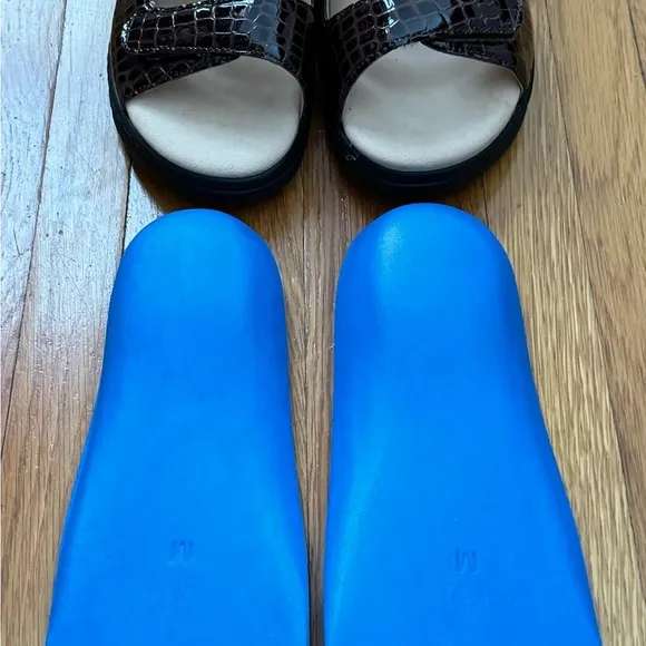 NWT Ortho-Line by Hoopoe Andrea brown crocodile print sandals, size 9 W summer
