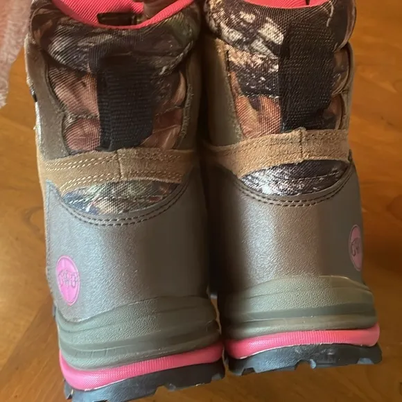 🌸NWT PRO LINE Waterproof “Girls with Guns” Camouflage Boots - Womens size 6
