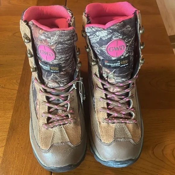 🌸NWT PRO LINE Waterproof “Girls with Guns” Camouflage Boots - Womens size 6