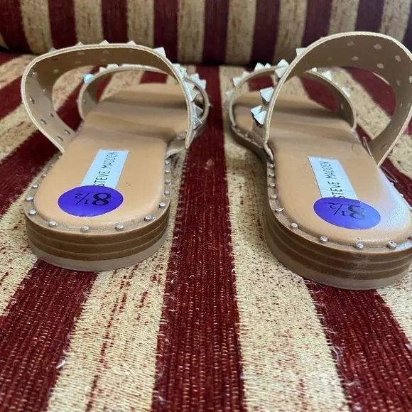 NWT Steve Madden tan sandals with silver stud embellishment. Size 8.5.