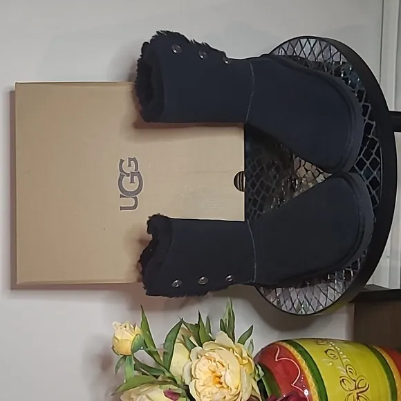 NWT UGG Boots W Bailey w/Snaps