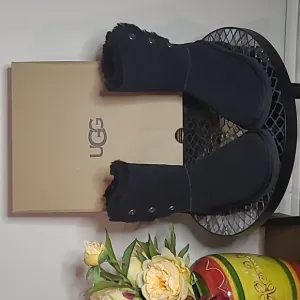 NWT UGG Boots W Bailey w/Snaps