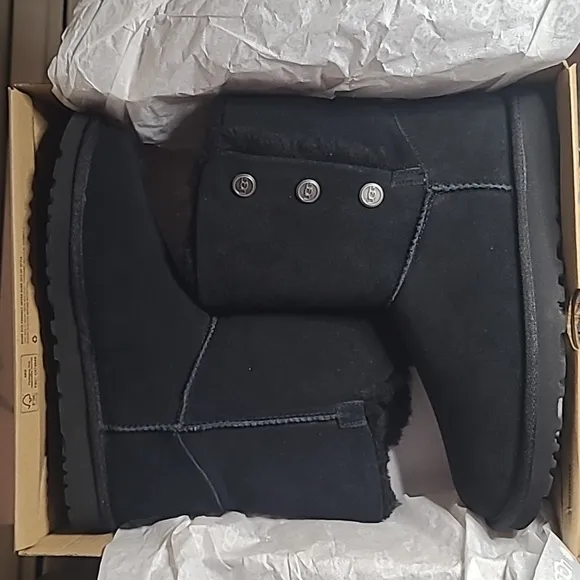 NWT UGG Boots W Bailey w/Snaps