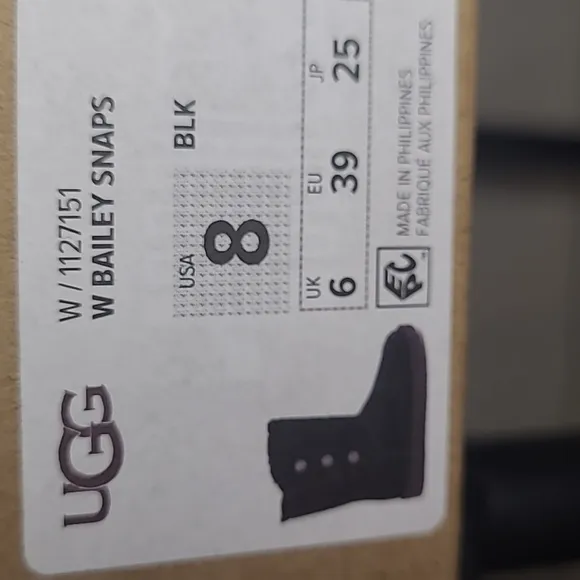 NWT UGG Boots W Bailey w/Snaps