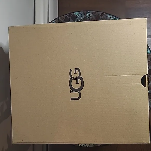 NWT UGG Boots W Bailey w/Snaps