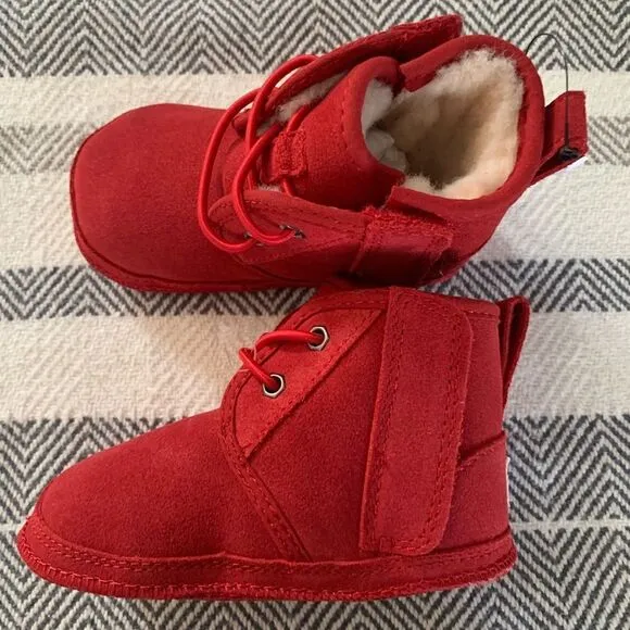 NWT UGG Neumel crib boots. Size 4/5