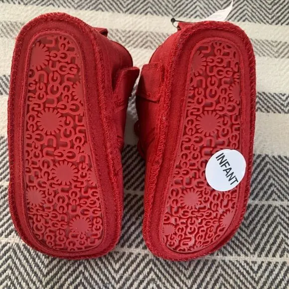 NWT UGG Neumel crib boots. Size 4/5