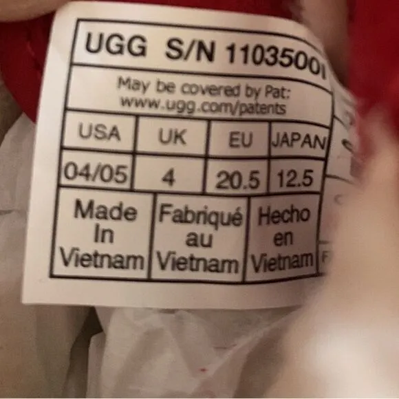 NWT UGG Neumel crib boots. Size 4/5