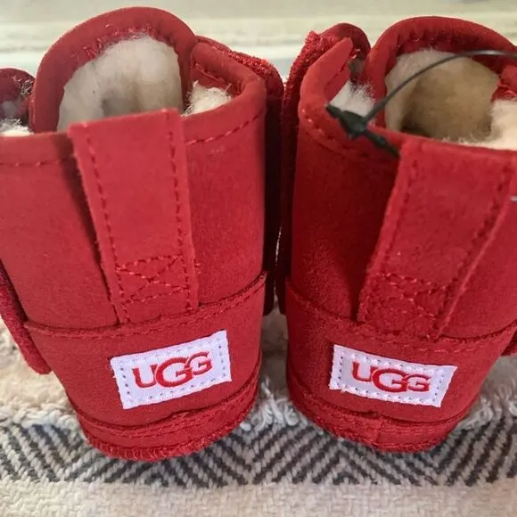 NWT UGG Neumel crib boots. Size 4/5