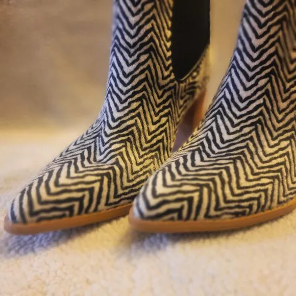 Oasis Society Esmee Black/White Faux Fur Patterned Chelsea Booties - Size 7.5
