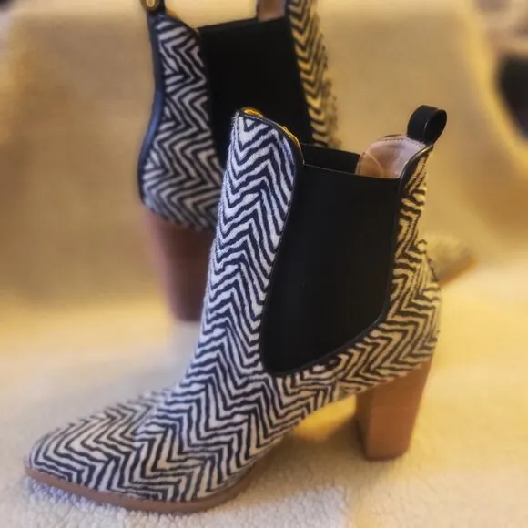 Oasis Society Esmee Black/White Faux Fur Patterned Chelsea Booties - Size 7.5
