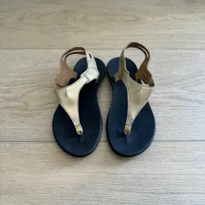 Olukai Eheu V-Strap Gold Thong Summer Beach Pool Sandals Girls 2