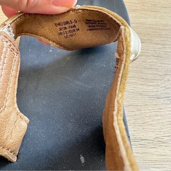 Olukai Eheu V-Strap Gold Thong Summer Beach Pool Sandals Girls 2
