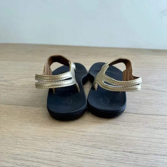 Olukai Eheu V-Strap Gold Thong Summer Beach Pool Sandals Girls 2