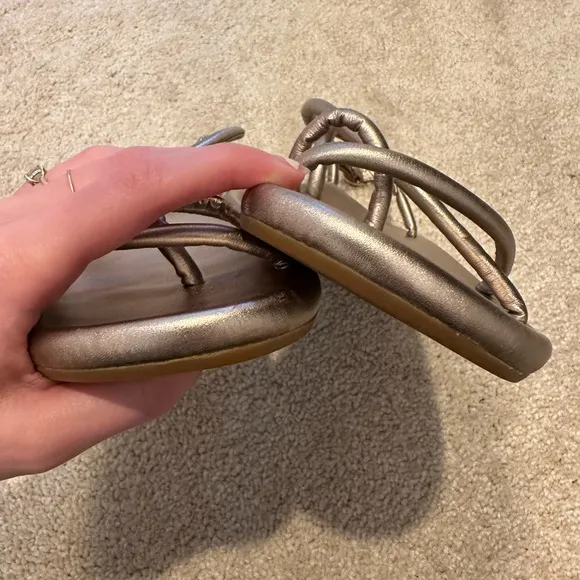 Olukai Womens Sandals Waiau rose gold size 7