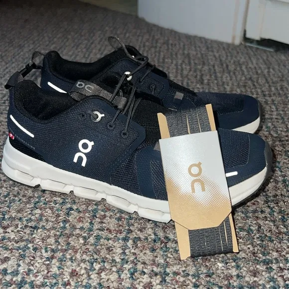 On Running Cloud Sky Big Kids Shoes size 4.5Y
