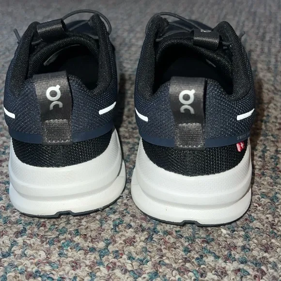 On Running Cloud Sky Big Kids Shoes size 4.5Y
