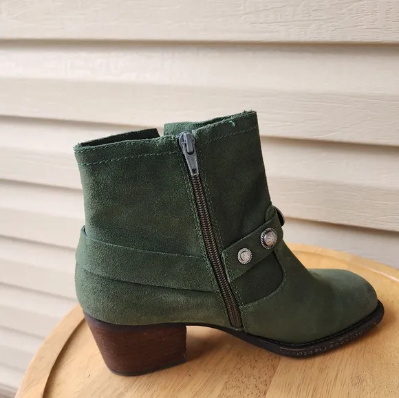 OTBT women's Dugas green suede boots