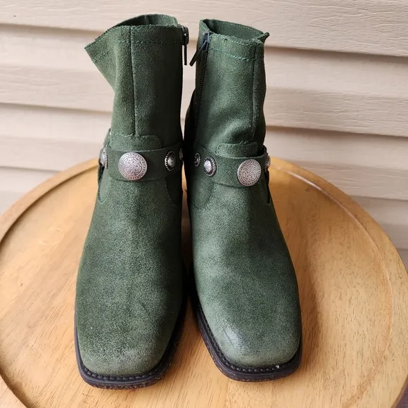 OTBT women's Dugas green suede boots