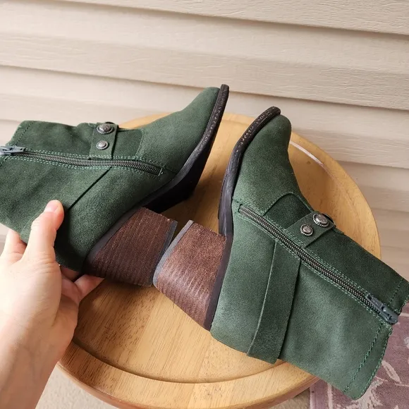 OTBT women's Dugas green suede boots