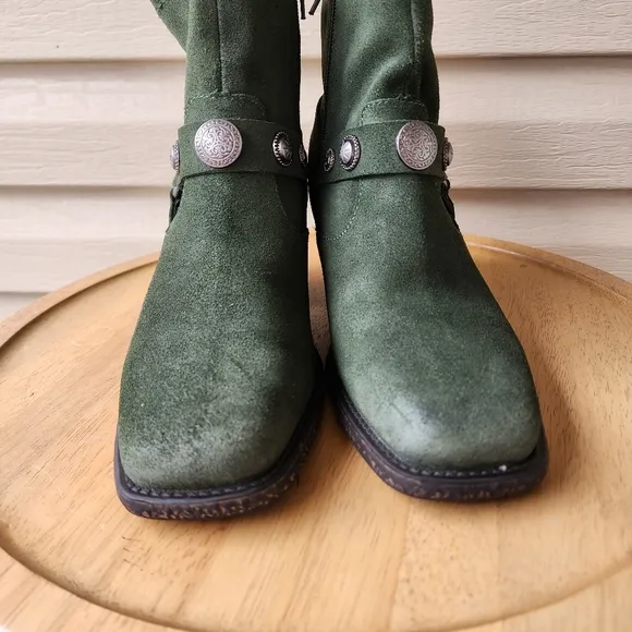 OTBT women's Dugas green suede boots