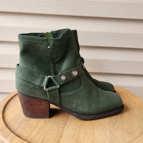 OTBT women's Dugas green suede boots