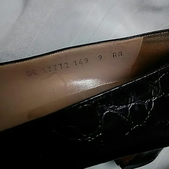 Salvatore Ferragamo Black Leather Low Heel Pumps Size 9AA
