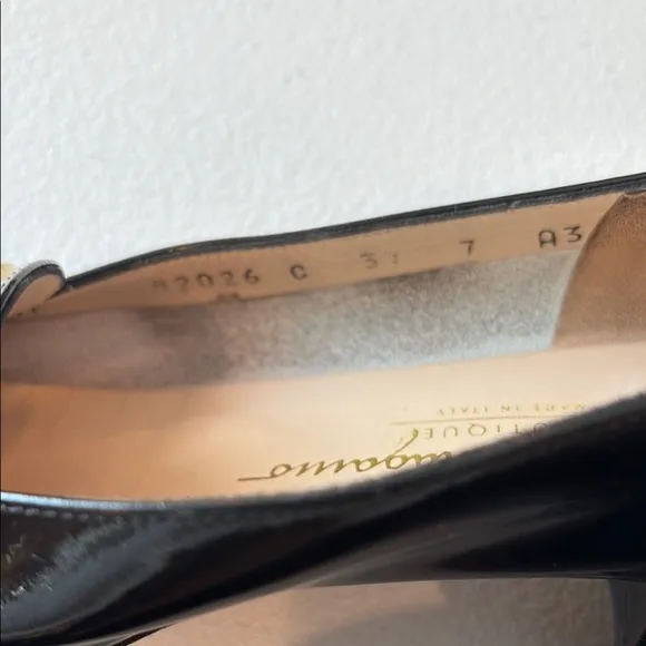 Salvatore Ferragamo Black Patent Leather Loafers with Gold Accent Size 7 A3