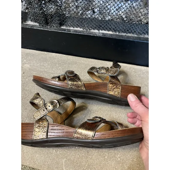 SAS Pampa Sandals 9 M Brown Gold Strappy Leather Ankle Strap Toe Loop Buckle