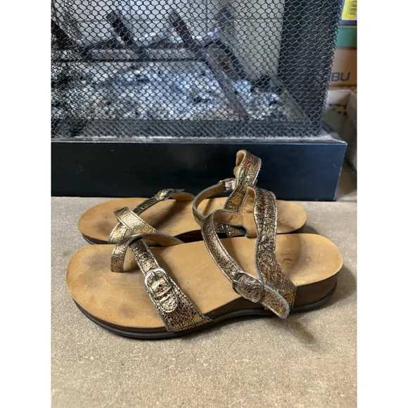 SAS Pampa Sandals 9 M Brown Gold Strappy Leather Ankle Strap Toe Loop Buckle
