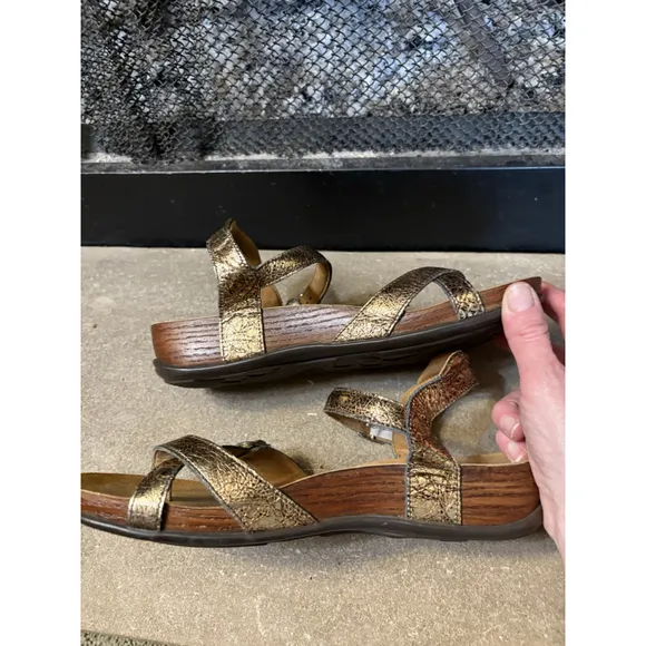 SAS Pampa Sandals 9 M Brown Gold Strappy Leather Ankle Strap Toe Loop Buckle