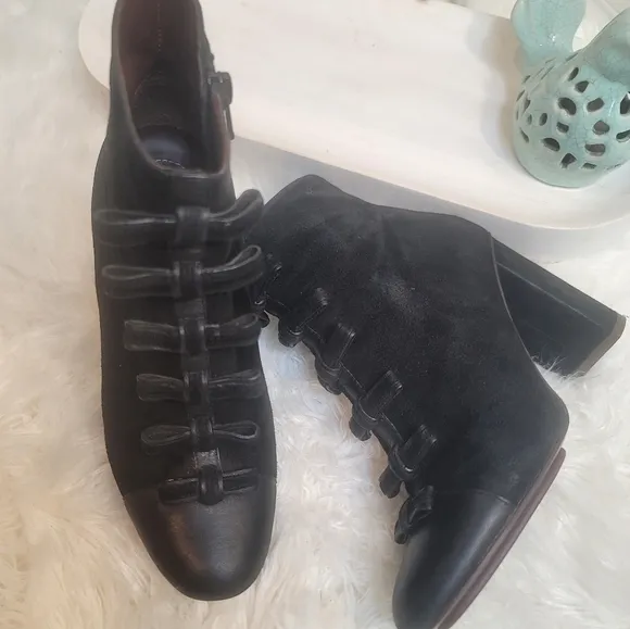 SEE BY CHLOE GISEL LEATHER BOW DETAIL HIGH HEEL ANKLE ROUND TOE BOOTS WO…