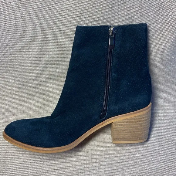 Silent D Suede Boots for Women. Size 37 US-6,5. New.