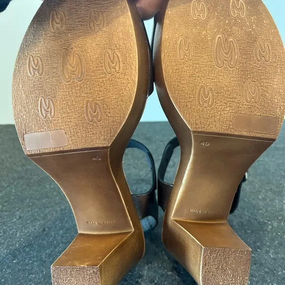 Silver Sandals with Adjustable Straps and Flat Sole