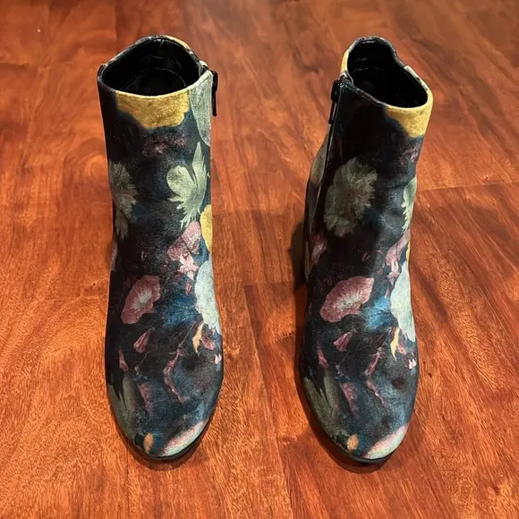 size 5 suede TREASURE &amp; BOND Womens floral Ankle Boots with 3.5” heel